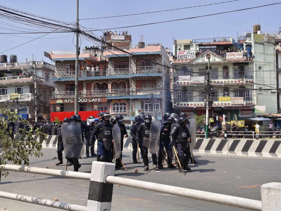 BREAKING :तीनकुनेमा राजावादी र प्रहरीबीच झडप, ढुंगा हानाहान, अवस्था तनावग्रस्त