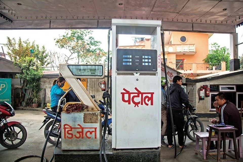 पेट्रोलियम पदार्थको मूल्य घट्यो, प्रतिलिटर कति ?