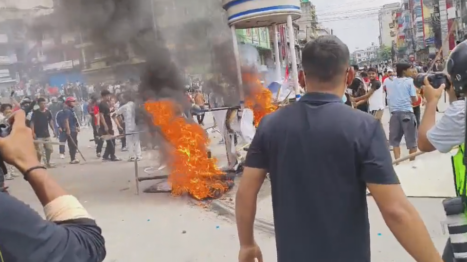 उग्र बन्यो प्रदर्शन: प्रचण्डको घरमा आगजनी, कलंकीमा झडप