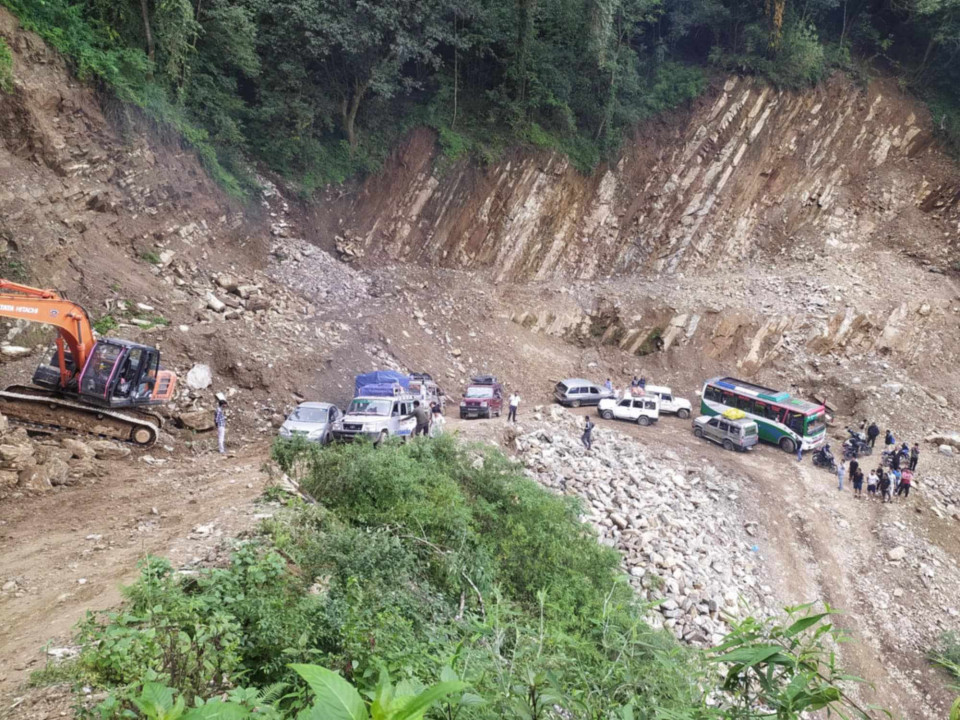 भारी वर्षाले हेटौंडा-काठमाडौं सडक पूर्ण बन्द : तीन दिनसम्म यात्रा प्रतिबन्धित