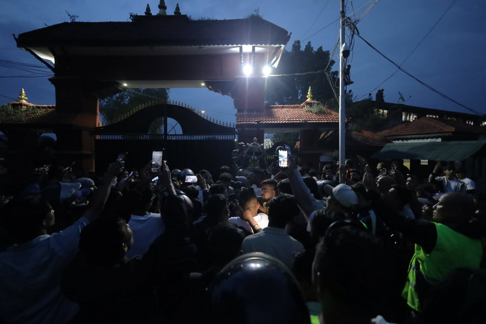 जंगीअड्डामा दिनभर प्रधानमन्त्री माग्नेको लर्को, सेनाले माइकिङ गरेर भन्यो-'आज घर जानुस्, भोलि आउनुहोला'