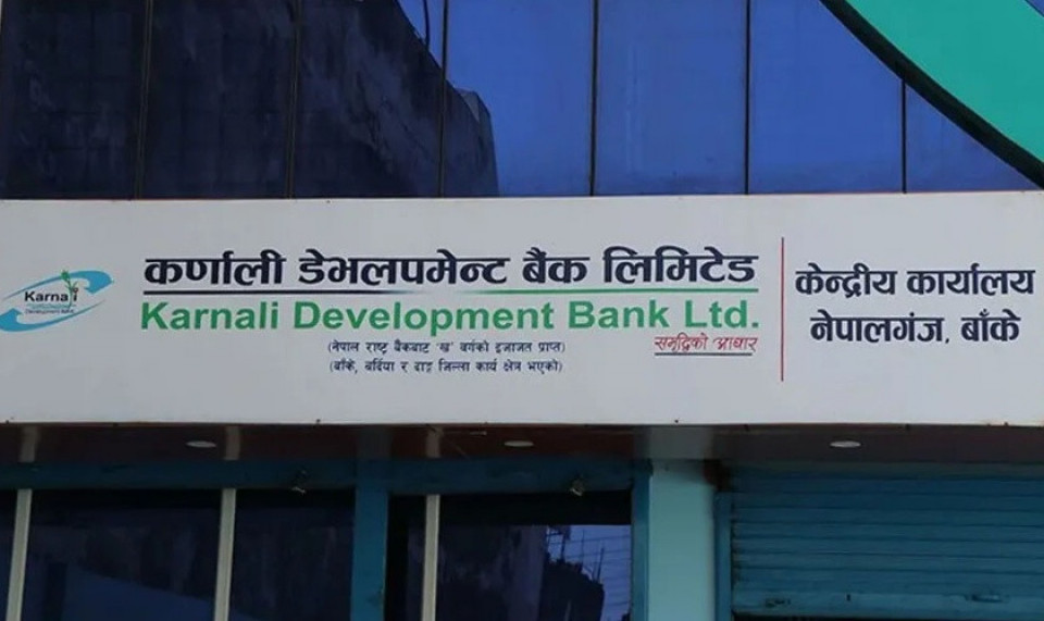 नयाँ अर्थमन्त्रीसँग कर्णाली डेभलपमेन्ट बैंकका बचतकर्ताको गुहारः “डेढ वर्षदेखि पैसा फिर्ता भएन”