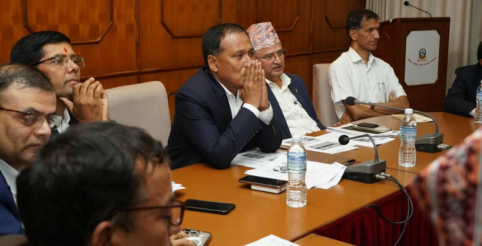 मन्त्री कुलमान घिसिङ विभागीय प्रमुखहरूसँग आपतकालीन बैठकमा