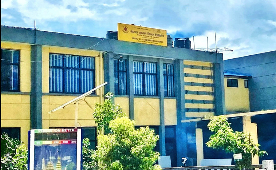 पाक्षिक घाटा नै १३ अर्ब पुगेपछि आयल निगम चेपुवामा: मूल्य बढाए जनता भड्किने डर, नबढाए आफैं डूब्ने अवस्था