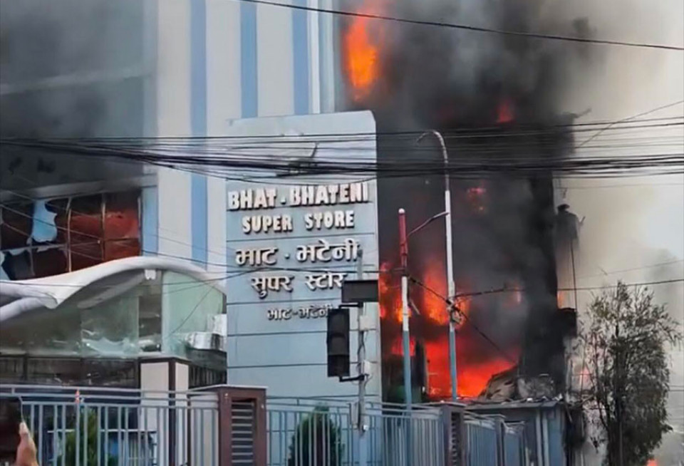 नक्सालको भाटभटेनी स्टोरमा लुटपाट र आगजनी