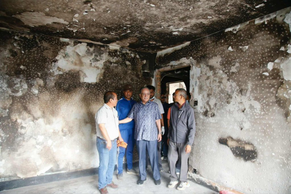 सेनाको सुरक्षाबाट बाहिर निस्किए प्रचण्ड, खण्डहर बनेको पार्टी कार्यालयको अवलोकन