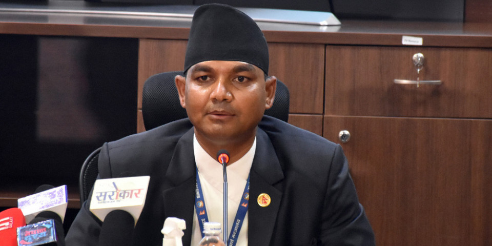 प्रधानमन्त्रीलाई सोझै म्यासेज गरेपछि सचिव पक्राउ, ७ घण्टा बयान लिएर मध्यरातमा छाडियो !