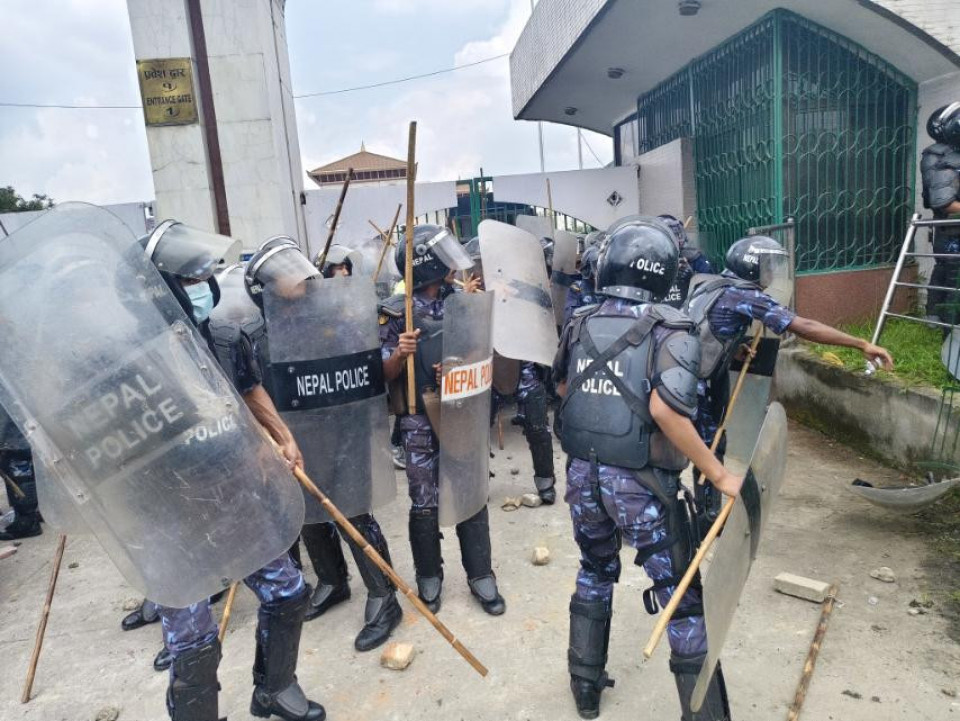 २० बढीको निर्मम हत्या भएपछि प्रमुख नेताहरुको घरमा तोडफोड र आगजनी