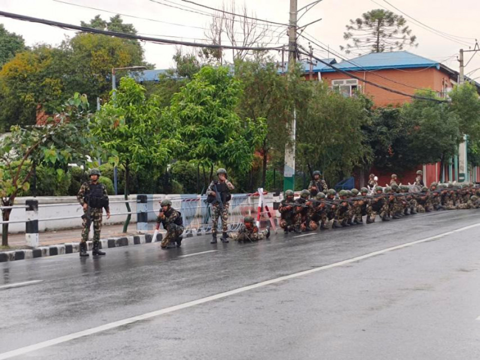 शितल निवास अगाडि सेनासँग कुलमानका समर्थकको लफडा, प्रदर्शनकारी ताक्दै एक्सन लिए सिपाहीले(फोटो फिचर)