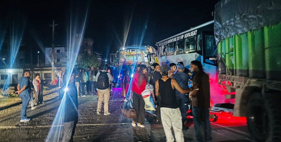 धादिङ बैरेनीमा तीन सवारी ठोक्किँदा ३७ जना घाइते, ३ जना डिस्चार्ज, ३४ काठमाडौँ रेफर