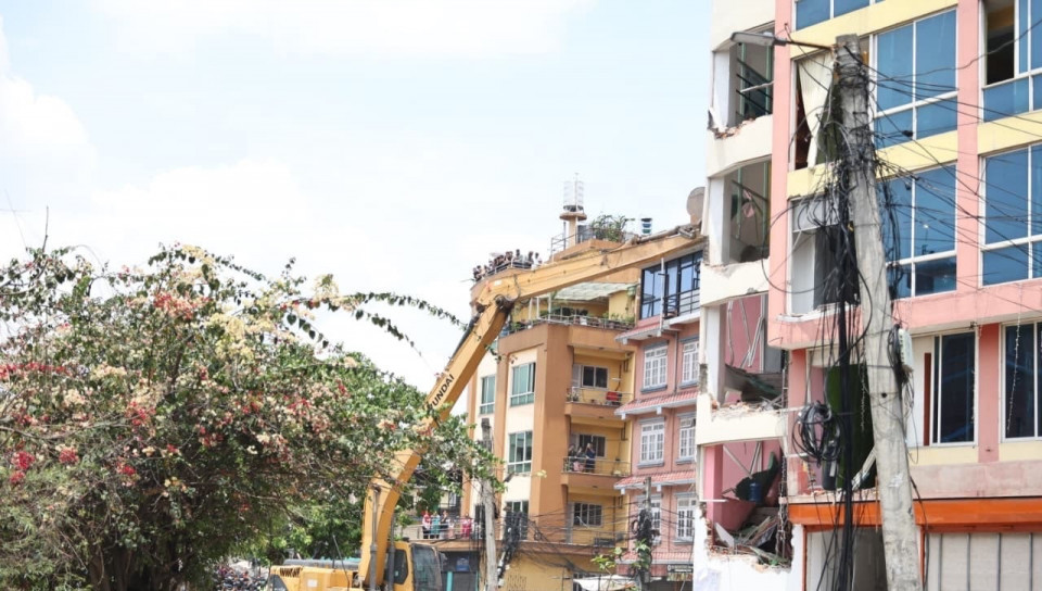 सूचना अटेरीपछि काठमाडौँमा खोला मिचेर बनेको घर भत्काउने अभियान तीव्र