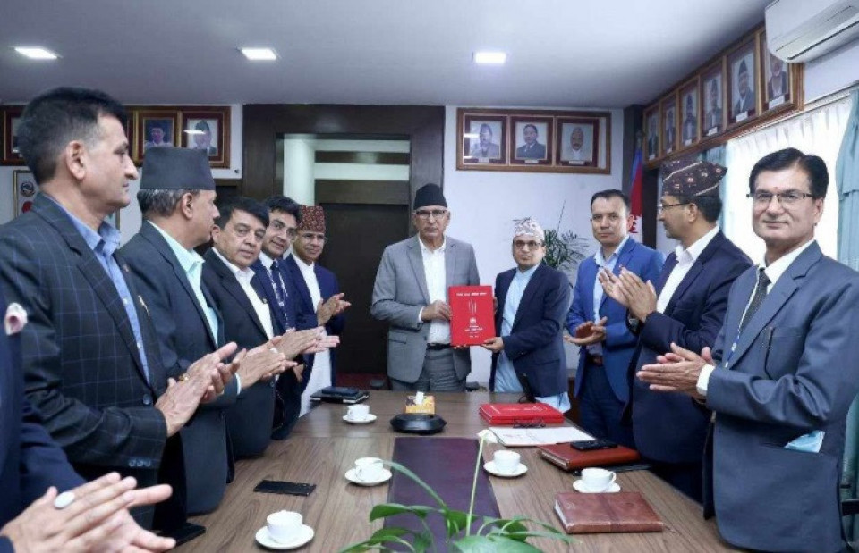 राजश्व परामर्श समितिद्वारा अर्थमन्त्री समक्ष प्रतिवेदन पेश, कर आधार विस्तार गर्न सुझाव