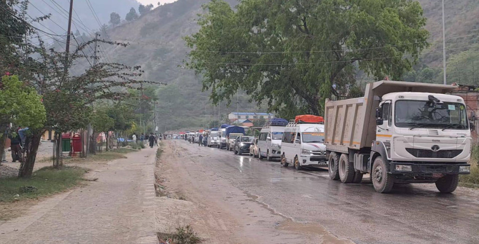 भारी वर्षाले बीपी राजमार्ग ठप्प: पूर्व–काठमाडौँ यात्रा पूर्ण रूपमा अवरुद्ध