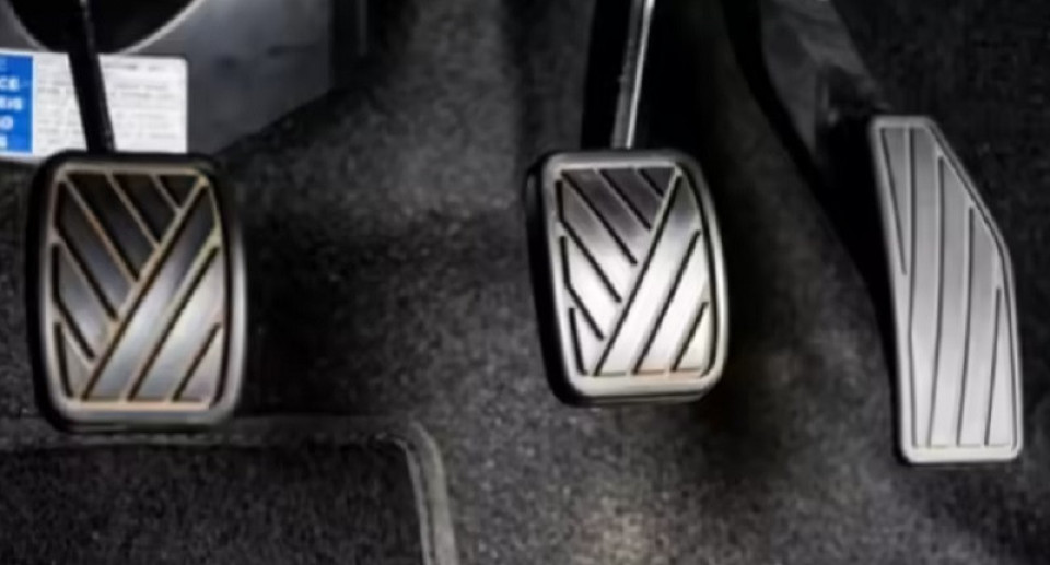 कार रोक्न पहिले क्लच थिच्नुपर्छ वा ब्रेक ? थाहा पाउनुहोस् सही तरिका