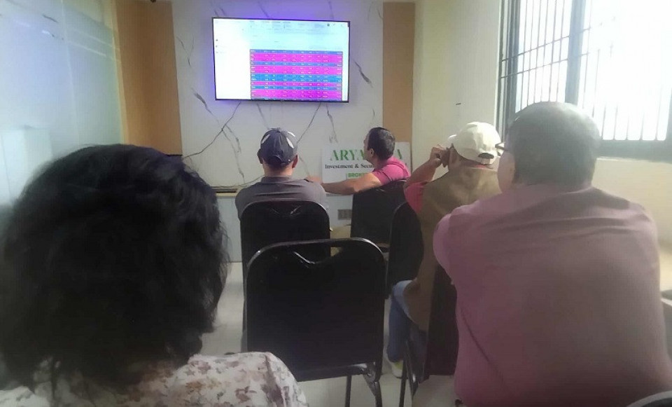 ग्राउण्ड जिरो: ब्रोकरहाउसमा १५ मिनेटको चर्चा, लगानीकर्ता भन्छन् ‘हटाए बजार बढ्छ’