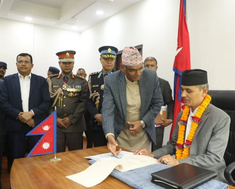 गृहमन्त्री अर्यालको पहिलो निर्णय: शहीद परिवारलाई एकलाख किरिया खर्च, राष्ट्रिय झण्डा आधा झुकाएर शोक मनाइने