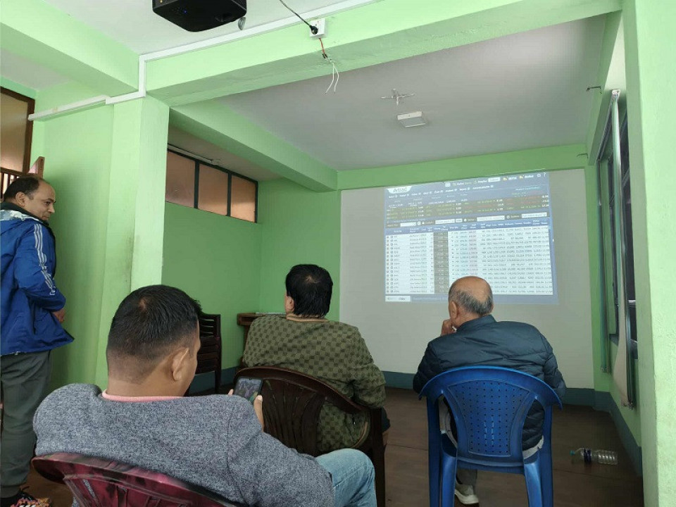 सेयर बजार बढ्दा लगानीकर्ता उत्साहित, भन्छन्, ‘आत्तिएर सेयर बेचिहाल्नु हुँदैन’