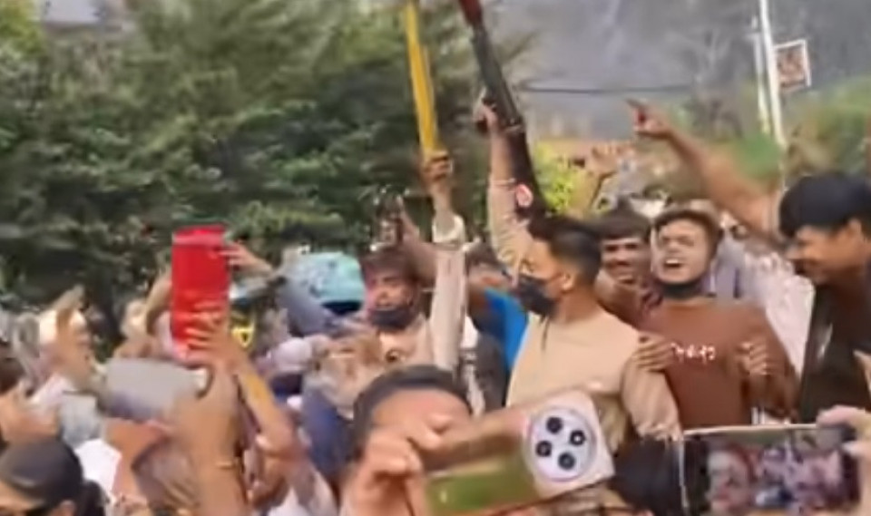 आधुनिक हतियार र पकेट बम लिएर काठमाण्डौमा लुटपाट