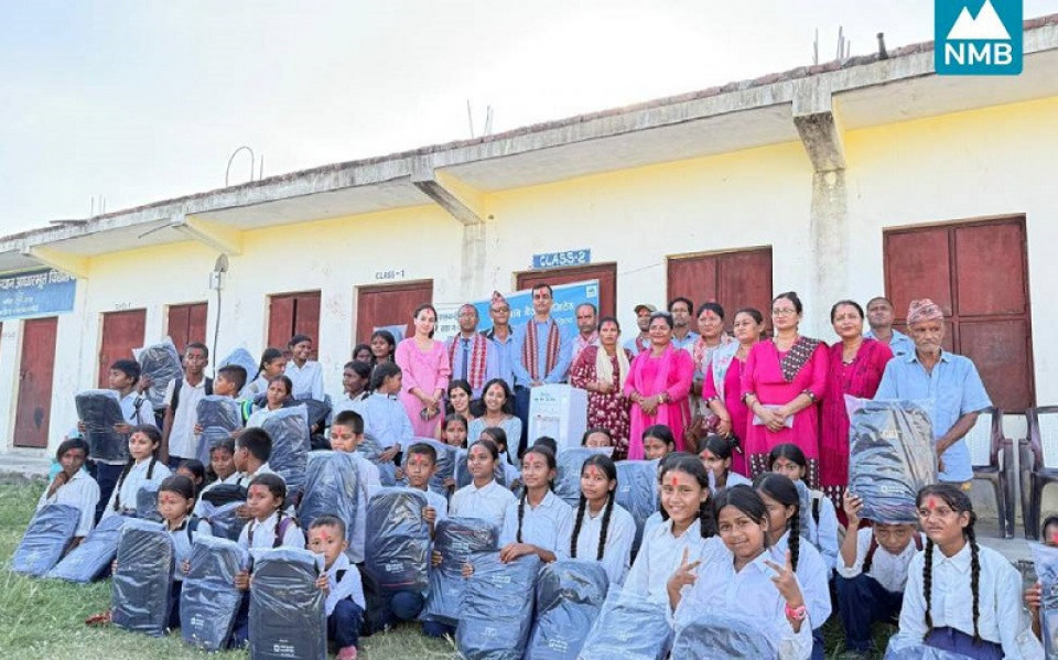 एनएमबि बैंकद्वारा अमर जैन विद्यालयमा स्कुल ब्याग र ह्वाटर डिस्पेन्सर हस्तान्तरण