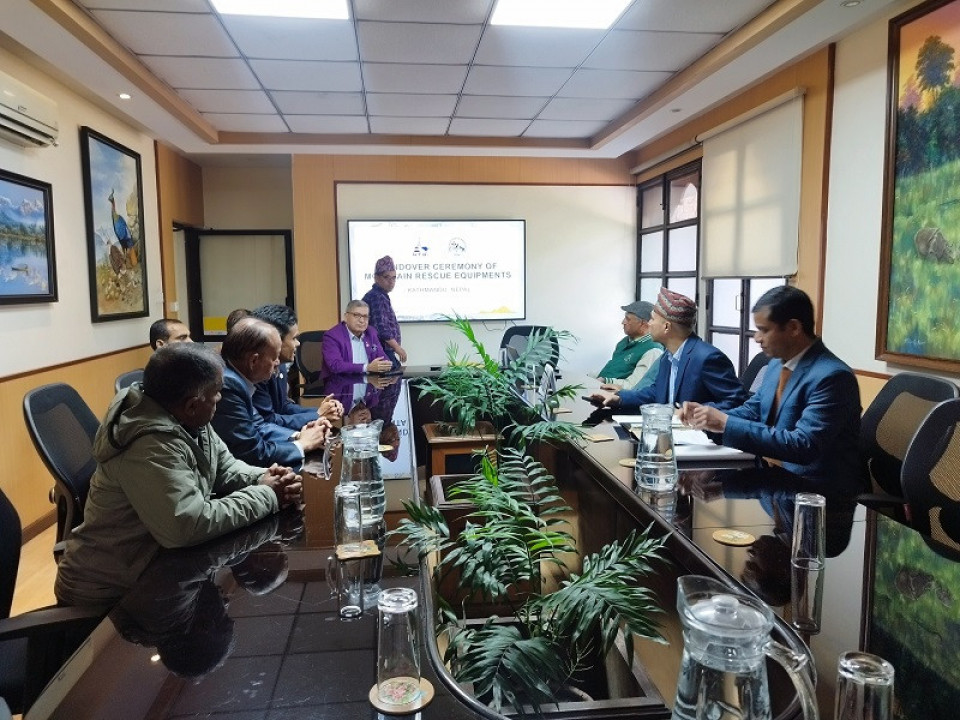हिमाल आरोहीको सुरक्षाका लागि पर्यटन बोर्डद्वारा उद्धार सामग्री हस्तान्तरण