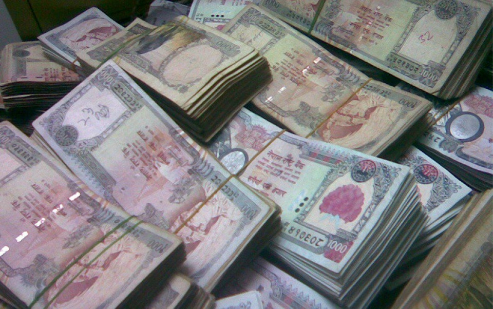 गाेंगबुमा स्रोत नखुलेको साढे ३ करोड नगद बरामद