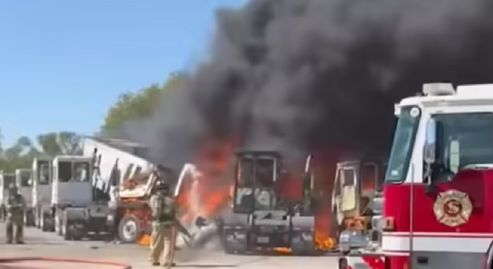 अमेरिकामा नियन्त्रण गुमाएर सडकमा आयो विमान, ट्रकसँग भीषण ठक्कर