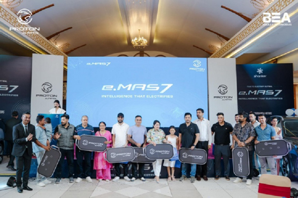 शोरुम उद्घाटन अघि बुटवलमा १० युनिट प्रोटोन इमास ७ हस्तान्तरण