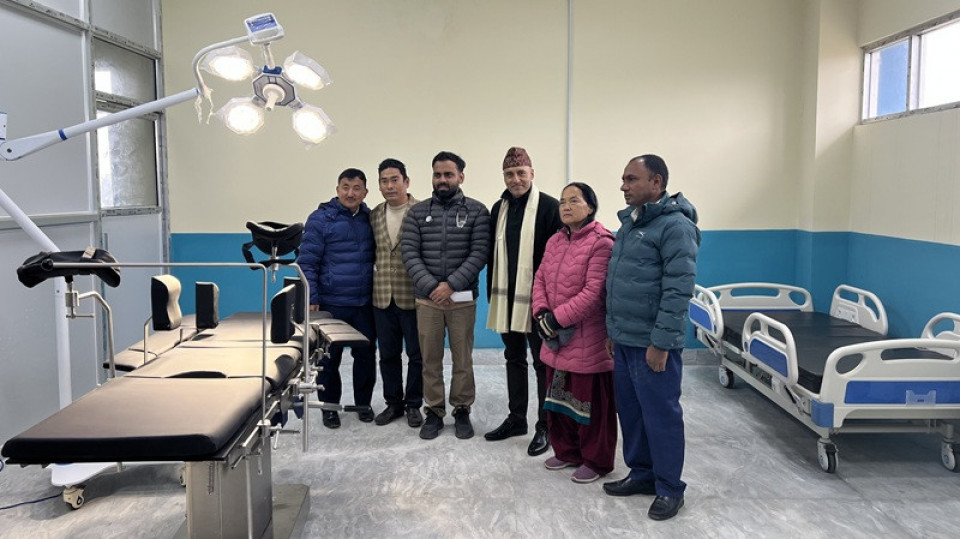 सिद्धार्थ बैंकद्वारा हरिवन नगर अस्पताललाई प्रसूति उपकरण हस्तान्तरण