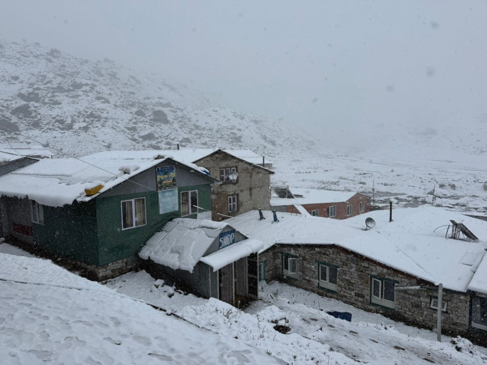 खुम्बु क्षेत्रमा असोजमै हिमपात, सयौं पर्यटक होटलमै रोकिए