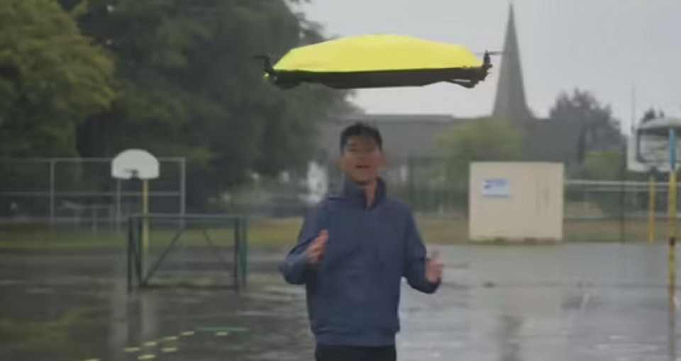 अब हातमा छाता समात्नु नपर्ने, बन्यो हावामा उडेर पछ्याउने ‘स्मार्ट फ्लाइङ अम्ब्रेला’