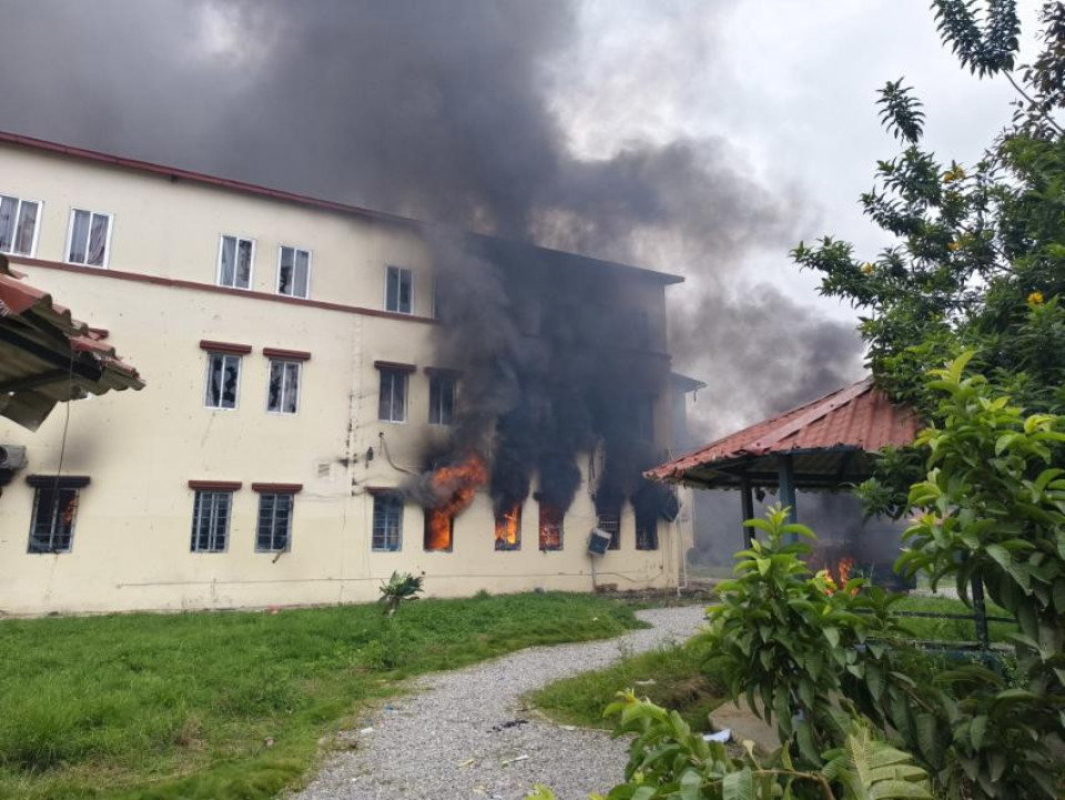 एमाले पार्टी कार्यालय तहसनहस: प्रहरी भेनमा आगो, ओलीको बैठक कक्ष जलेर खरानी