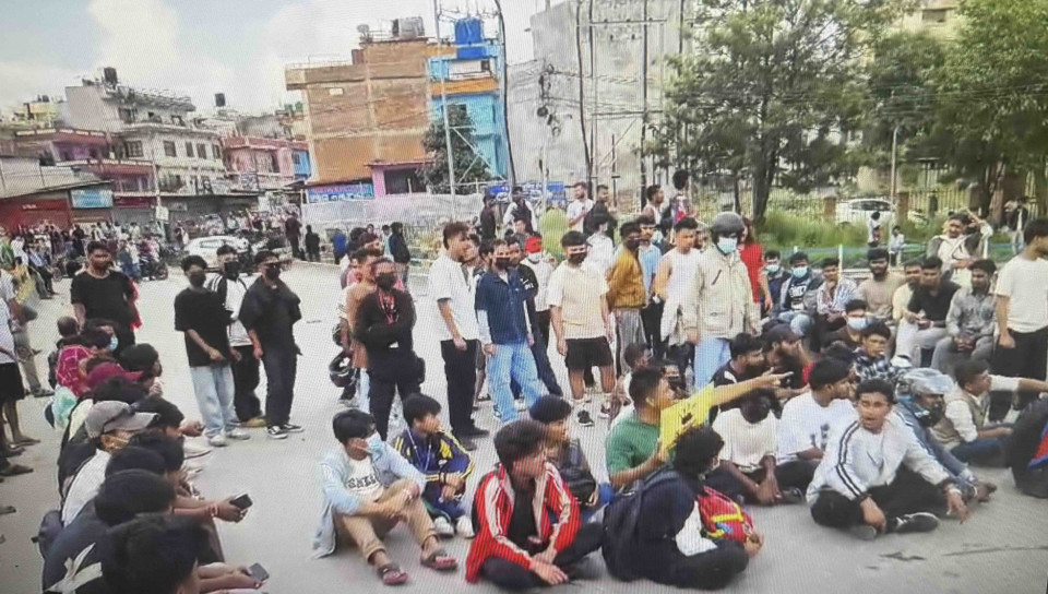 एमाले पार्टी कार्यालय घेर्न पुगे जेनजी, प्रहरीले रोकेपछि च्यासलको पुलमा बसेर नाराबाजी