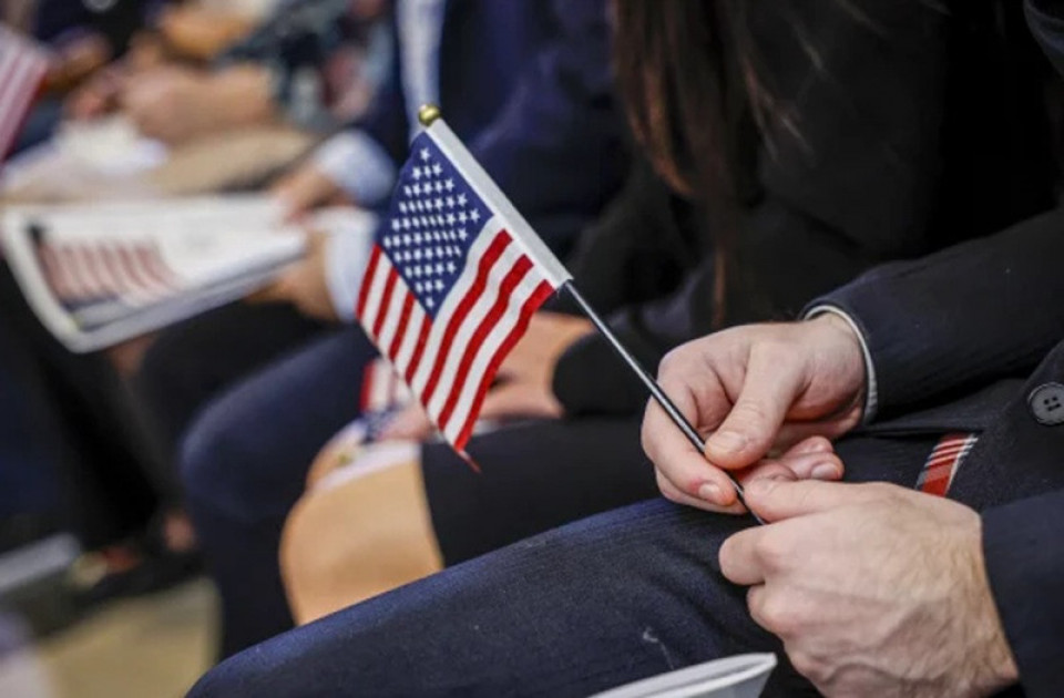 अमेरिकाले १९ देशका नागरिकलाई जारी ग्रीन कार्ड पुनः परीक्षण गर्ने