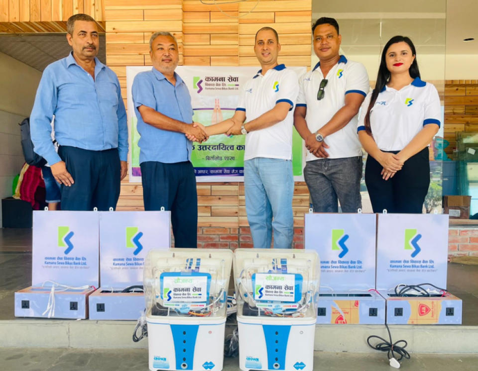 कामना सेवा विकास बैकद्वारा मेची आँखालाई वाटर प्यूरिफायर र मोबाइल चार्जिङ स्टेशन हस्तान्तरण