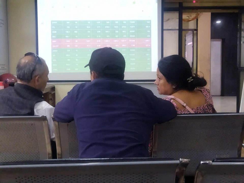 ग्राउण्ड जीरो: ब्रोकरहाउसमा फर्कियो रौनक, लगानीकर्ता भन्छन् ‘नियामकले माग पूरा गरे ३ हजार कट्छ ’