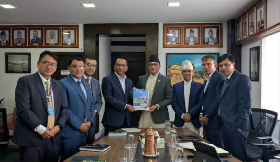 राष्ट्र बैंकद्वारा आव २०८३/८४ को पूर्ण बजेटकालीन समीक्षा प्रतिवेदन अर्थमन्त्रीसमक्ष पेश