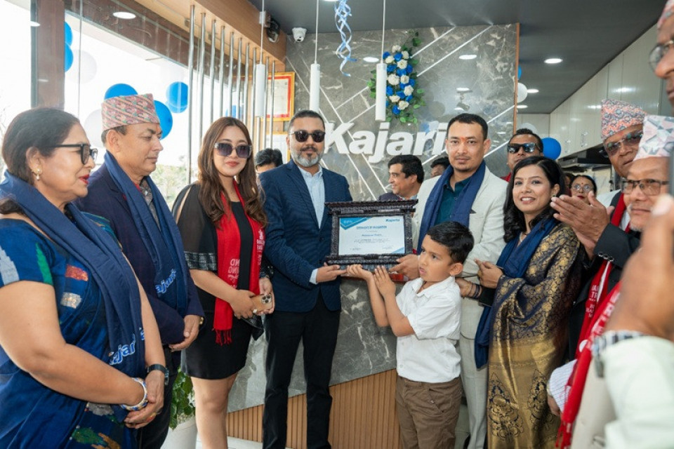कजारियाद्वारा विराटचोकमा नयाँ शोरूम उद्घाटन